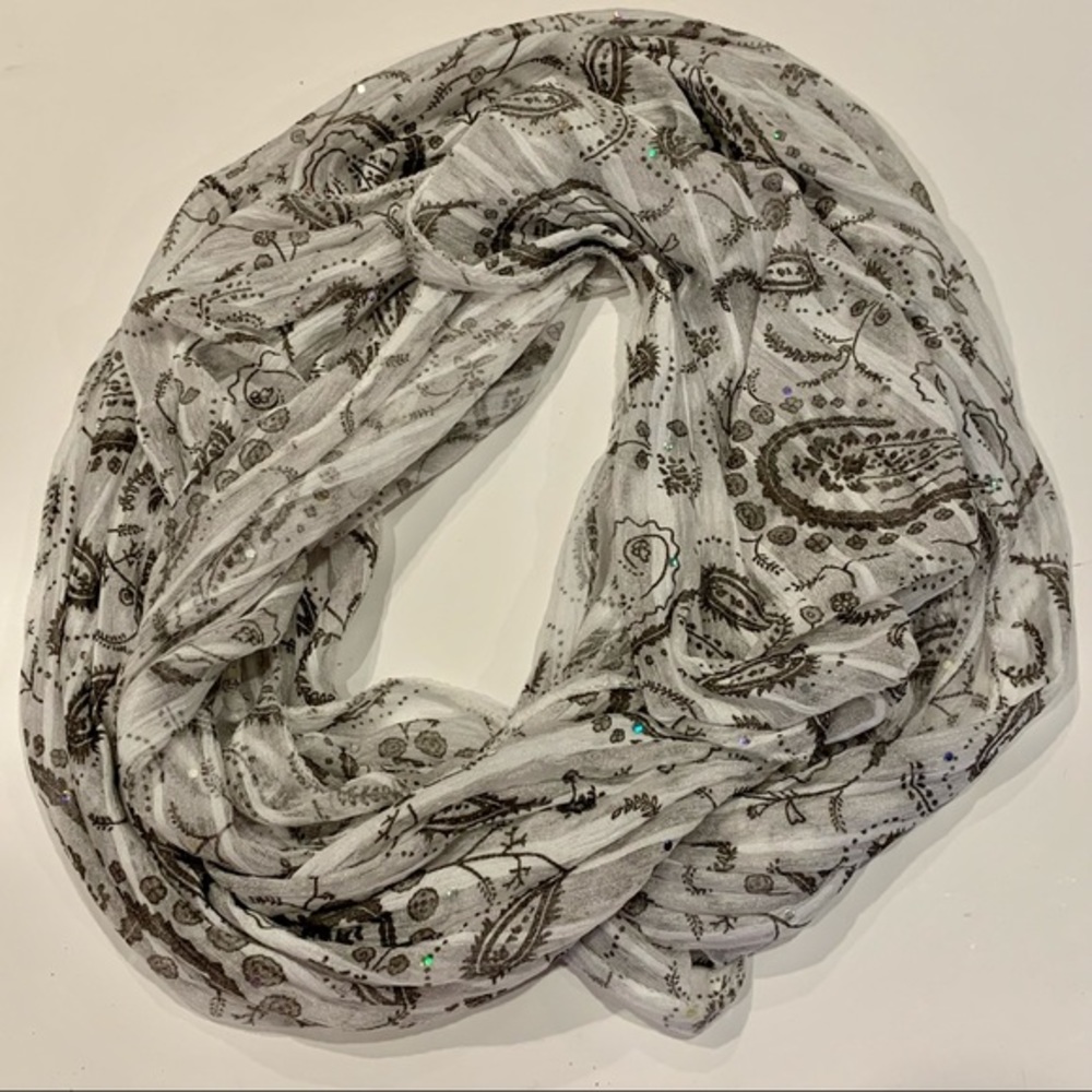 Lavello Gray & White Infinity Scroll Scarf‎